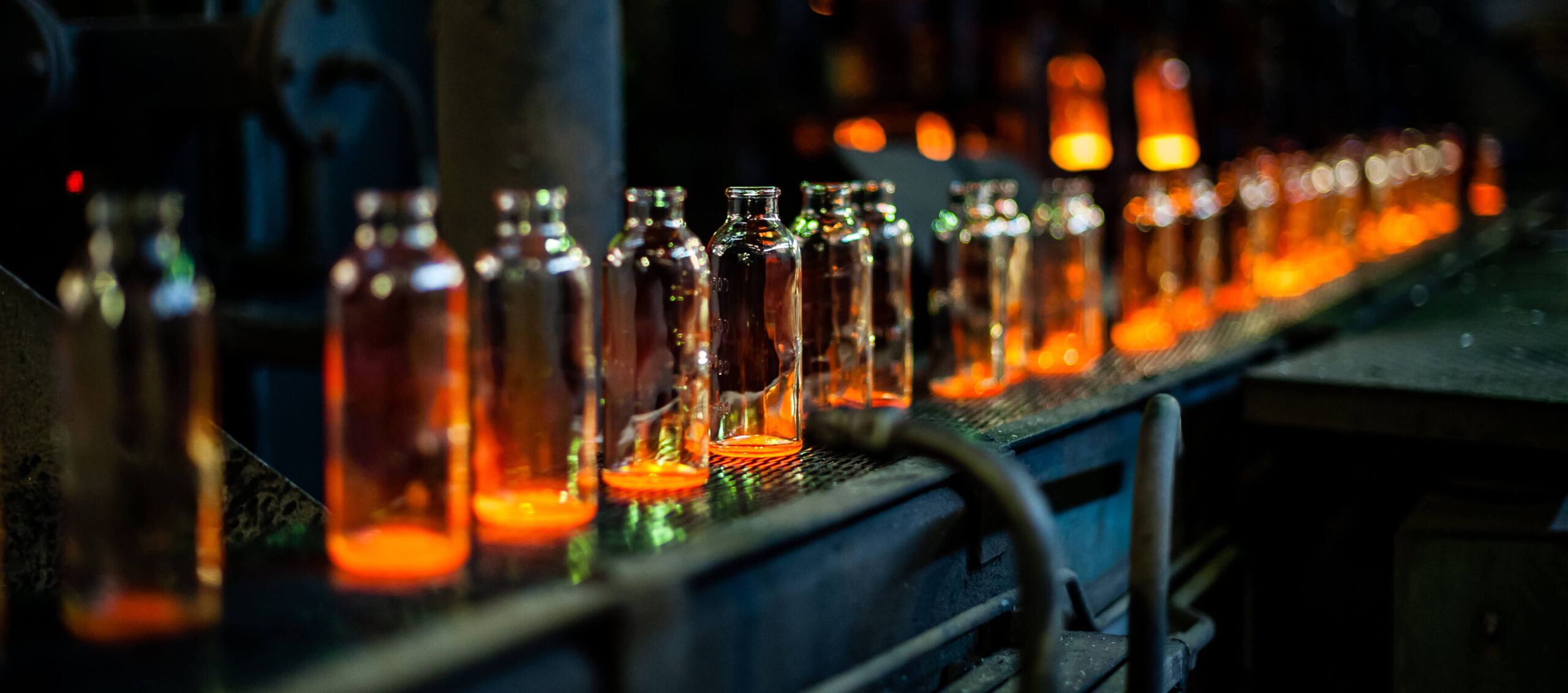 Process cooling and heating for manufacturing industries including plastics, food, beverage, chemicals, pharmaceuticals, rubber, packaging and metal processing.